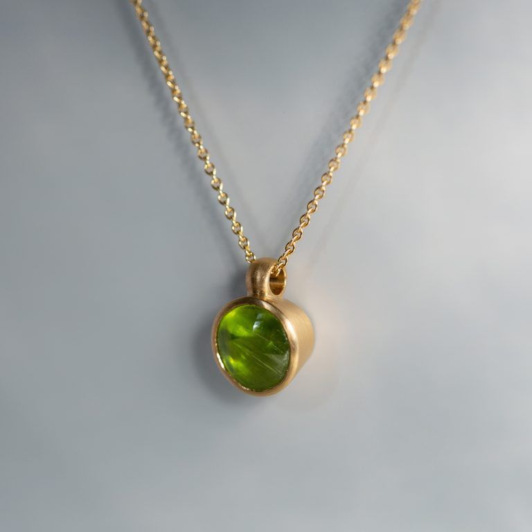 Goldkette mit grünem Peridot Stein